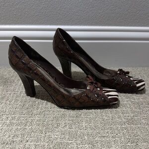 Kenneth Cole Elegant Brown Crocodile Pattern Heels